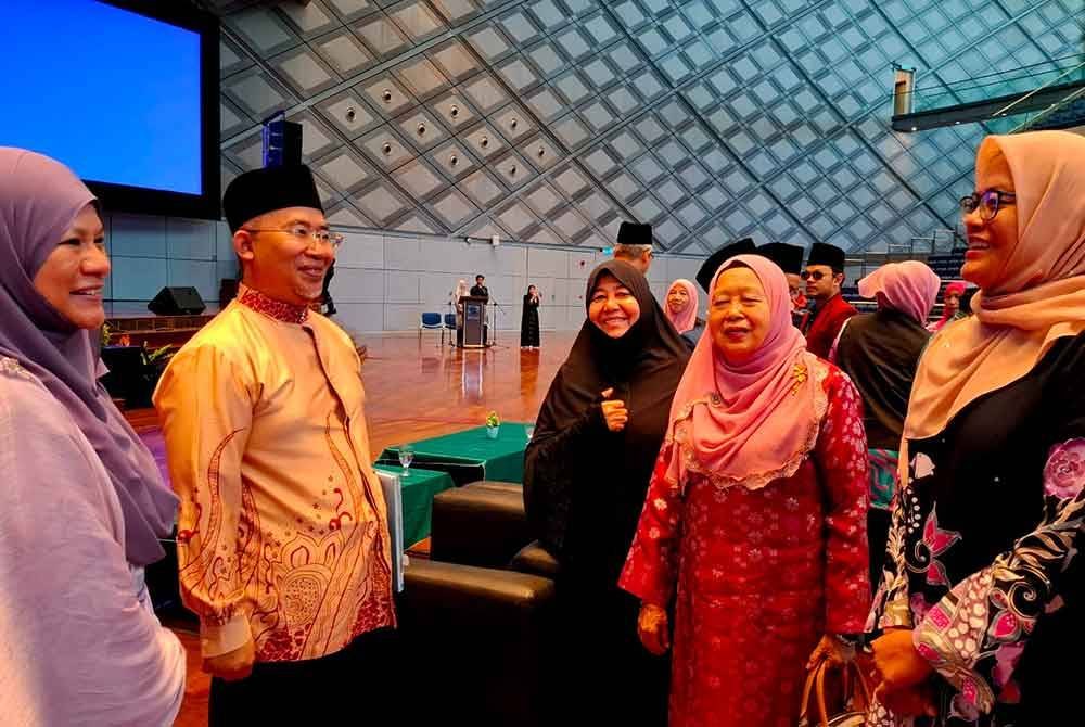 Zamri bersama Dr Nurlidia (kiri) dan Normah Hanum (dua dari kanan) ketika ditemui pada program Imarah Al-Quran di UTP pada Sabtu.