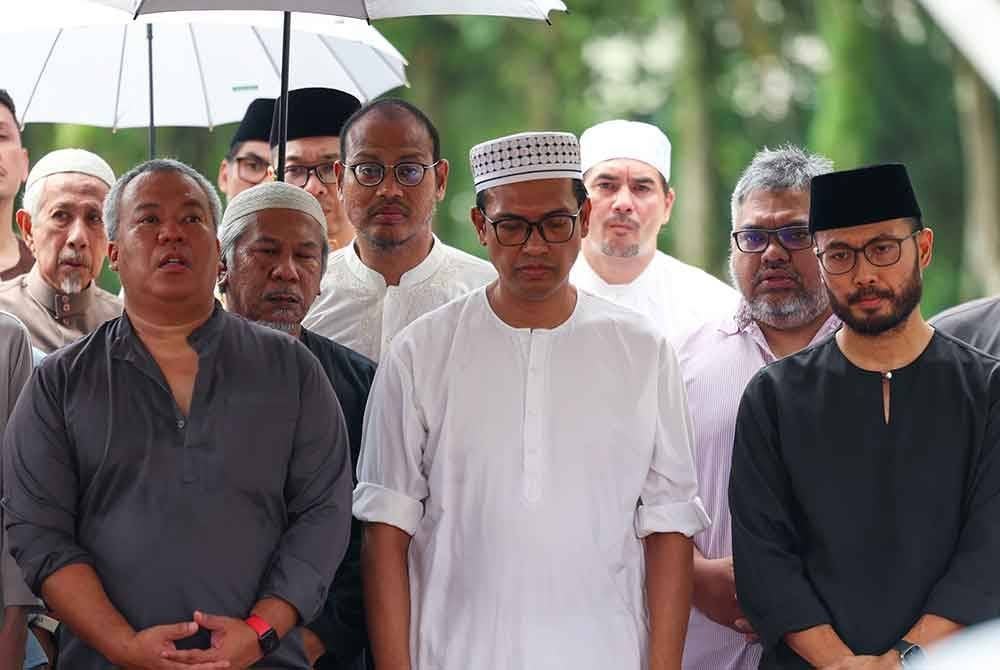 Anak kepada bekas Timbalan Ketua Menteri Pulau Pinang Tan Sri Dr Ibrahim Saad, Datuk Zaiful Ayu Ibrahim dan ahli keluarga yang lain kelihatan sugul ketika pengebumian Allahyarham di Tanah Perkuburan Islam Bukit Kiara hari ini. - Foto: Bernama