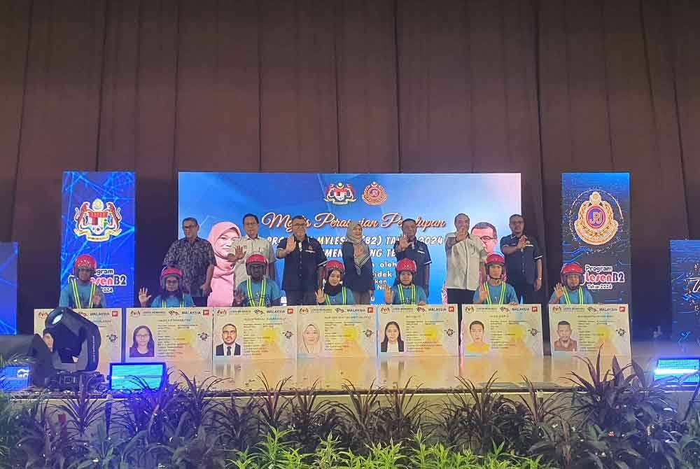 Fadhlina (tengah) bersama sebahagian peserta yang mengikuti Program My Lesen (B2) Tahun 2024 Parlimen Nibong Tebal, pada Sabtu.