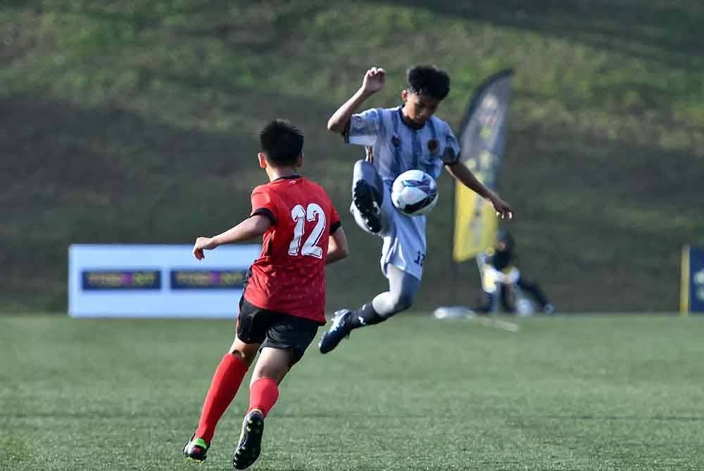 Aksi pemain AMD Dream ketika menentang Hong Kong pada Sabtu.