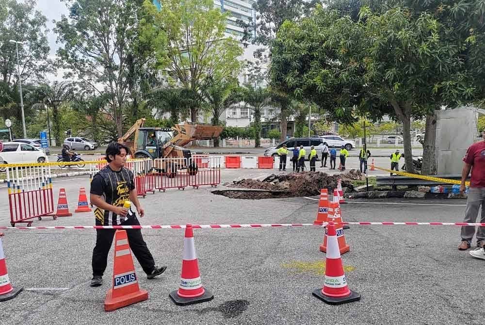 Pihak berkuasa menutup jalan bagi memudahkan kerja-kerja baik pulih dijalankan.