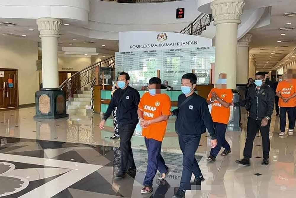 Ketiga-tiga suspek dibawa ke Mahkamah Majistret Kuantan pada Jumaat untuk permohonan perintah reman.