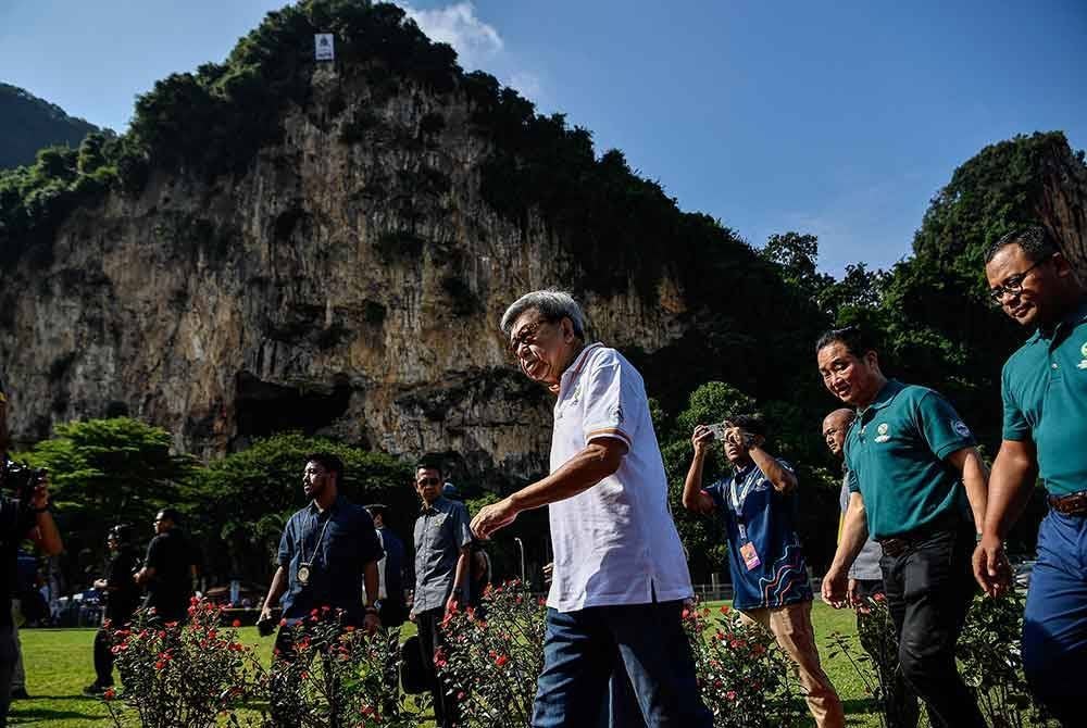 Sultan Selangor Sultan Sharafuddin Idris Shah berkenan berangkat pada Majlis Pengisytiharan Gombak-Hulu Langat Geopark sebagai Geopark Kebangsaan Pertama Negeri Selangor di Taman Ekstrem Gua Damai, Batu Caves hari ini.
