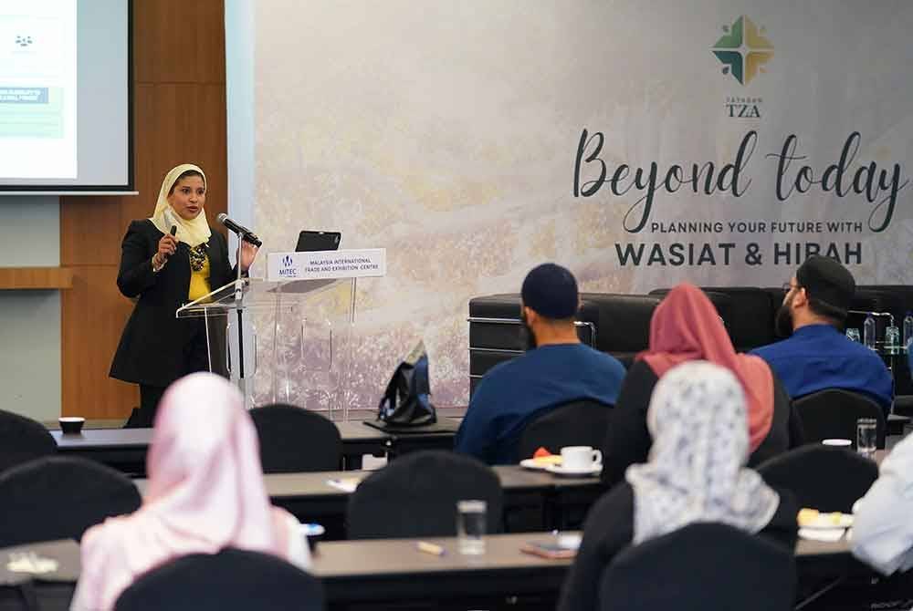 Nor Fazlina ketika memberi taklimat berkaitan wasiat dan hibah pada Majlis Beyond Today Planning Your Future Wasiat and Hibah di Pusat Pameran dan Perdagangan Antarabangsa Malaysia (MITEC) pada Sabtu. FOTO: SINAR HARIAN / MOHD HALIM ABDUL WAHID