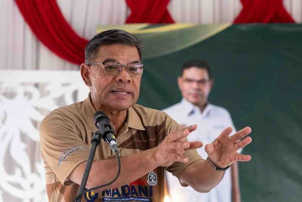 Saifuddin berucap pada Program Satu Pemimpin Satu Kampung Santuni Madani di Sekolah Menengah Kebangsaan (SMK) Tanjong Bunga hari ini. Foto Bernama