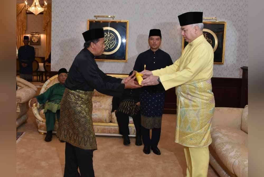 Safuan menerima watikah pelantikan daripada Sultan Nazrin sebagai anggota MAIPk dalam satu majlis di Istana Iskandariah di sini pada Sabtu.