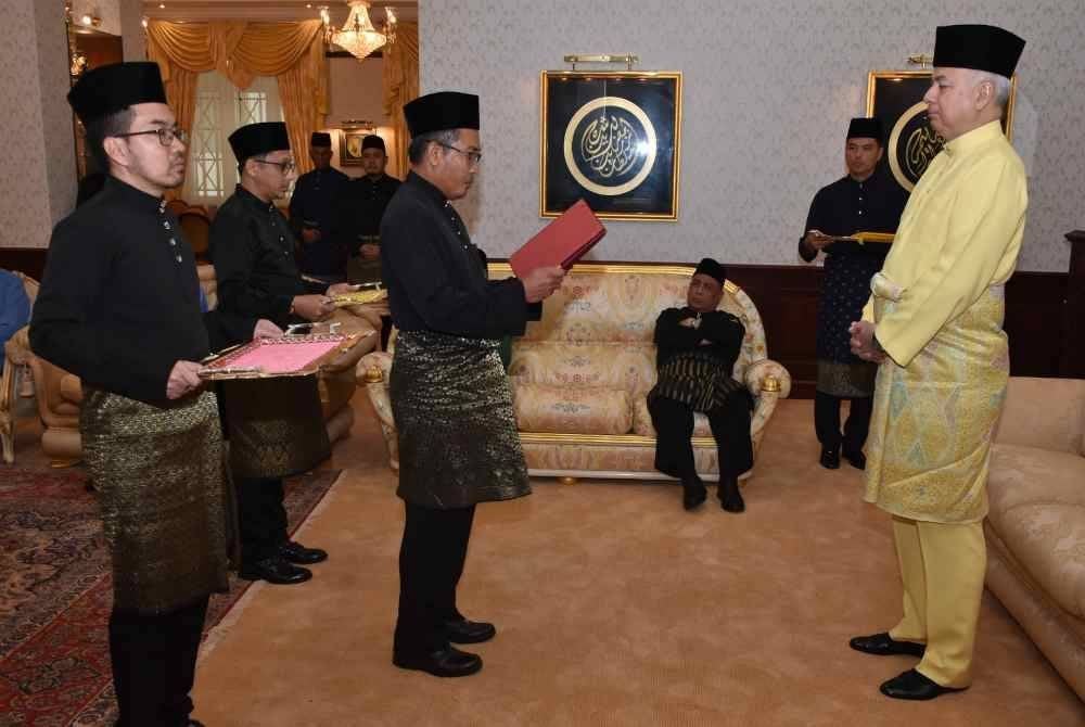 Lokman yang mewakili LAP menyerahkan zakat perniagaan berjumlah RM4.7 juta kepada MAIPk di Istana Iskandariah di sini pada Sabtu.