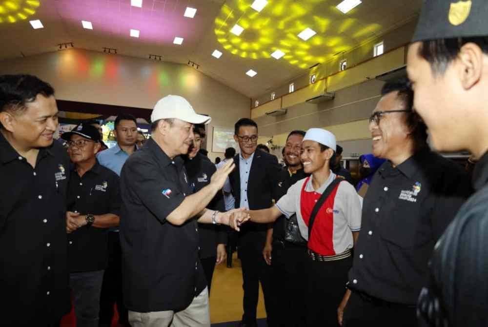 Hajiji beramah mesra dengan pelajar IKM ketika hadir merasmikan Majlis Penutupan Worldskilss Malaysia Sabah 2024 di IKM Kota Kinabalu.
