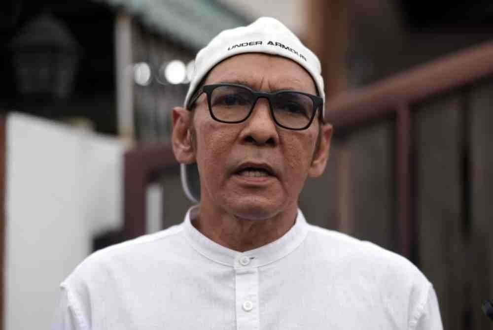 Jamal Abdillah bercakap ketika ditemui pemberita semasa menziarahi jenazah komposer Datuk S Atan yang meninggal dunia, di kediamannya di Taman Bukit Kajang Baru hari ini. Foto Bernama