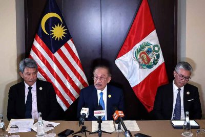 Anwar (tengah) ketika mengadakan sidang media sempena Sidang Kemuncak APEC 2024, di sini, hari ini. - Foto: Bernama