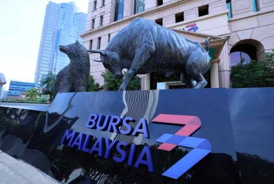 Bursa Malaysia dijangka kekal dalam fasa tidak banyak berubah minggu depan, dengan pelabur memantau perkembangan domestik dan antarabangsa yang boleh mempengaruhi hala tuju pergerakan pasaran - Gambar hiasan