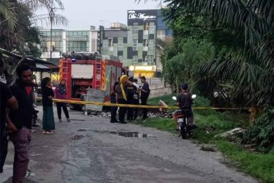 Seorang kanak-kanak lelaki berusia 10 tahun dikhuatiri lemas selepas dipercayai bermain di longkang di sebuah flat berhampiran Jalan Padi Mahsuri, Bandar Baru Uda Johor Bahru, pada petang Jumaat. - Foto tular