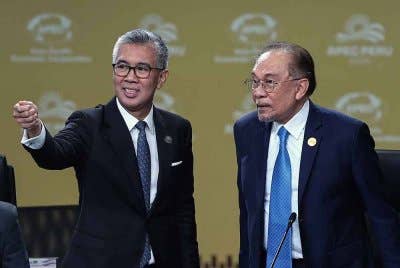 Anwar dan Tengku Datuk Seri Zafrul ketika menghadiri persidangan APEC di Peru - Foto: Bernama