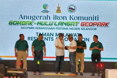 Sultan Selangor (tiga dari kiri) menyampaikan Anugerah Ikon Komuniti pada Pengisytiharan GHL Geopark sebagai geopark pertama di Selangor pada Sabtu.