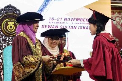 Raja Permaisuri Agong Raja Zarith Sofiah berkenan menyampaikan Anugerah Pelajar Diraja kepada Tan Kai Ying (kanan) pada Majlis Perisytiharan Pro-Canselor dan Majlis Konvokesyen UTM kali ke-68 hari ini. - Foto: Bernama