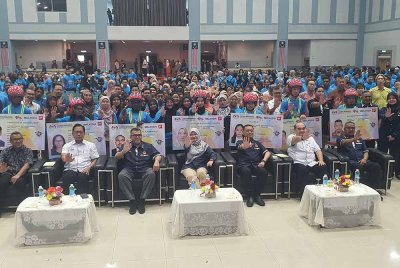 Fadhlina (tengah) bergambar bersama peserta Majlis Penutupan Program My Lesen (B2) Tahun 2024 Parlimen Nibong Tebal.