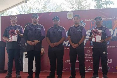 Hassan (dua dari kiri) ketika Sambutan HPBS 2024 Peringkat Negeri Terengganu di Taman Rekreasi, Pulau Kekabu