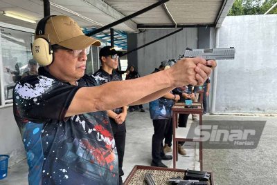 Azam menunjukkan kemahiran menembak semasa Program Menembak SPRM Bersama Media 2024 di Lapang Sasar Maktab Penjara Malaysia, Kajang pada Sabtu.