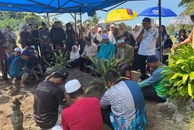 Lebih 100 ahli keluarga, kenalan serta sahabat handai hadir mengiringi dan memberikan penghormatan terakhir kepada Allahyarham Suhaili yang disemadikan bersebelahan pusara ayahnya di Tanah Perkuburan Islam Permatang Pasir, Bandar Baharu, Kedah pada Sabtu.