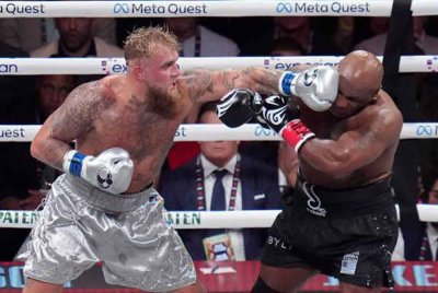 Mike Tyson kecundang di tangan Jake Paul dalam aksi tinju yang berlangsung di Stadium AT&T, Texas pada Sabtu. Foto AP/Julio Cortez