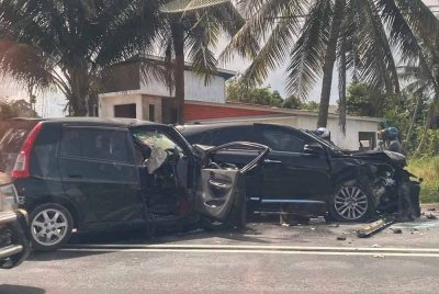 Seorang gadis maut manakala dua lagi cedera parah selepas Perodua Viva dinaiki mereka terlibat kemalangan dengan dua kenderaan lain di Jalan Kadok-Ketereh, Kota Bharu pada Sabtu. Foto PDRM