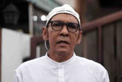 Jamal Abdillah bercakap ketika ditemui pemberita semasa menziarahi jenazah komposer Datuk S Atan yang meninggal dunia, di kediamannya di Taman Bukit Kajang Baru hari ini. Foto Bernama
