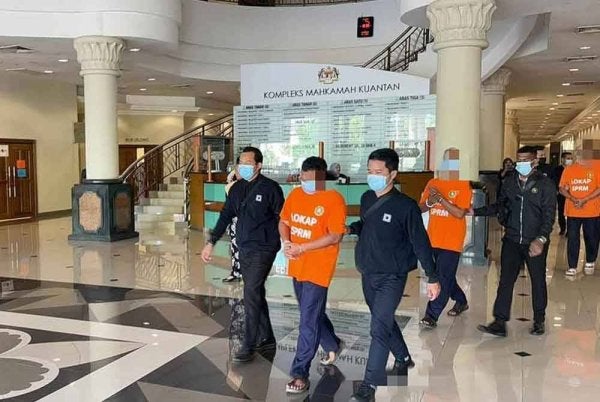 Ketiga-tiga suspek dibawa ke Mahkamah Majistret Kuantan pada Jumaat untuk permohonan perintah reman.