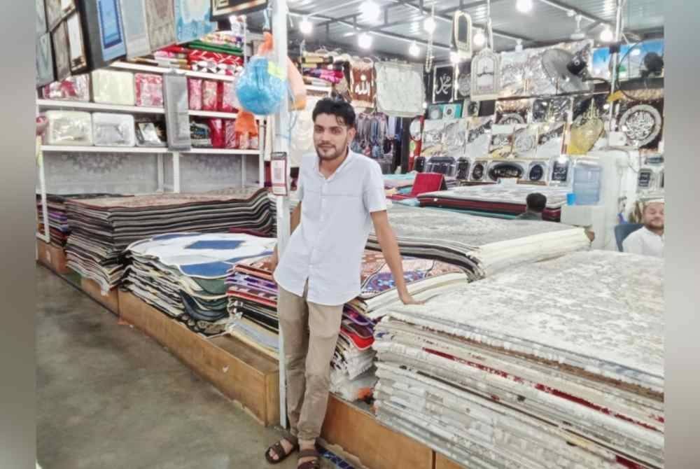 Ghani di premis perniagaannya yang menjual pelbagai jenis karpet.