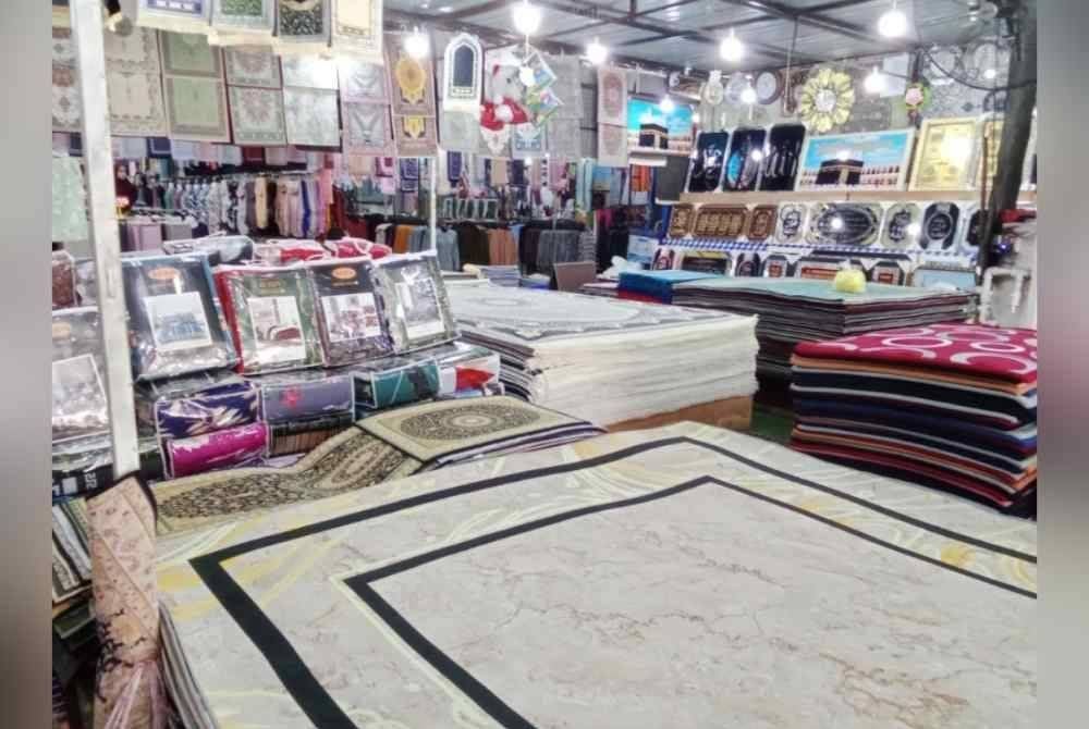 Keadaan di sebuah kedai karpet di Nilai 3 tanpa kehadiran pelanggan.