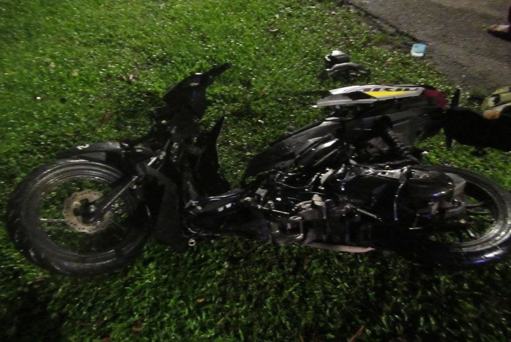 Suami isteri maut dirempuh kereta dipandu lelaki dipercayai mabuk di simpang empat lampu isyarat Jalan Besar/Jalan Mesjid di Pasir Gudang. Foto Polis