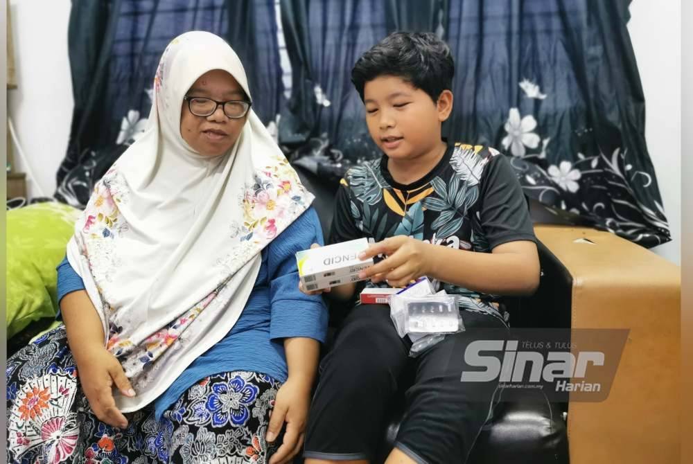 Iman menunjukkan kepada ibunya jenis-jenis ubat yang dibekalkan oleh hospital dan perlu dimakan mengikut jadual.