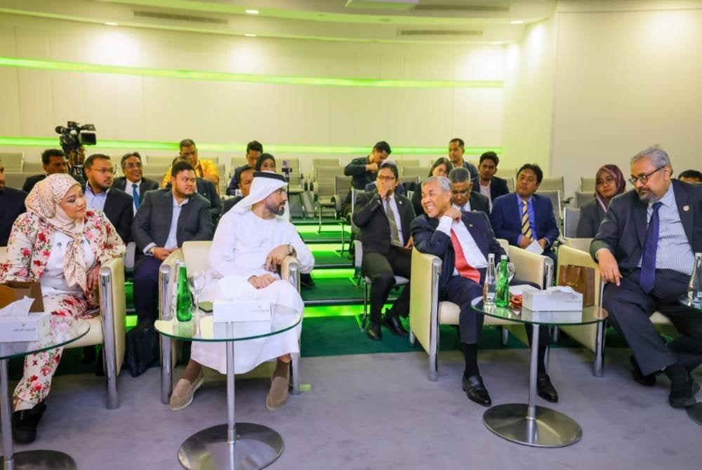 Ahmad Zahid (dua, kanan) mendengar penjelasan daripada Ali Al Hashemi (dua, kiri) mengenai keupayaan teknologi angkasa UAE ketika mengadakan lawatan ke Space42 di Abu Dhabi.