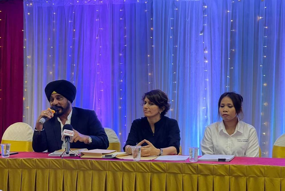 Harpal (kiri) dan Sharon Jeet (tengah) ketika taklimat awam mengenai undang-undang SOSMA di Wisma KKP di sini pada Sabtu.