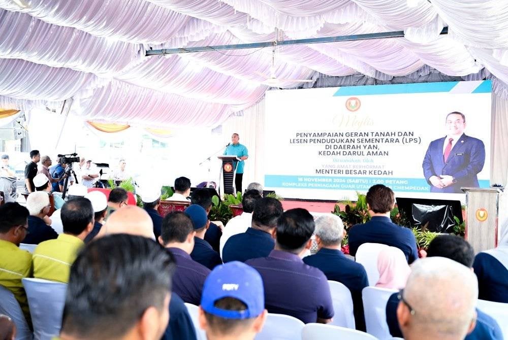 Muhammad Sanusi berucap pada Majlis Penyampaian Geran dan Lesen Pendudukan Sementara (LPS) Bagi Daerah Yan di pekarangan Kompleks Guar Utama pada petang Sabtu.