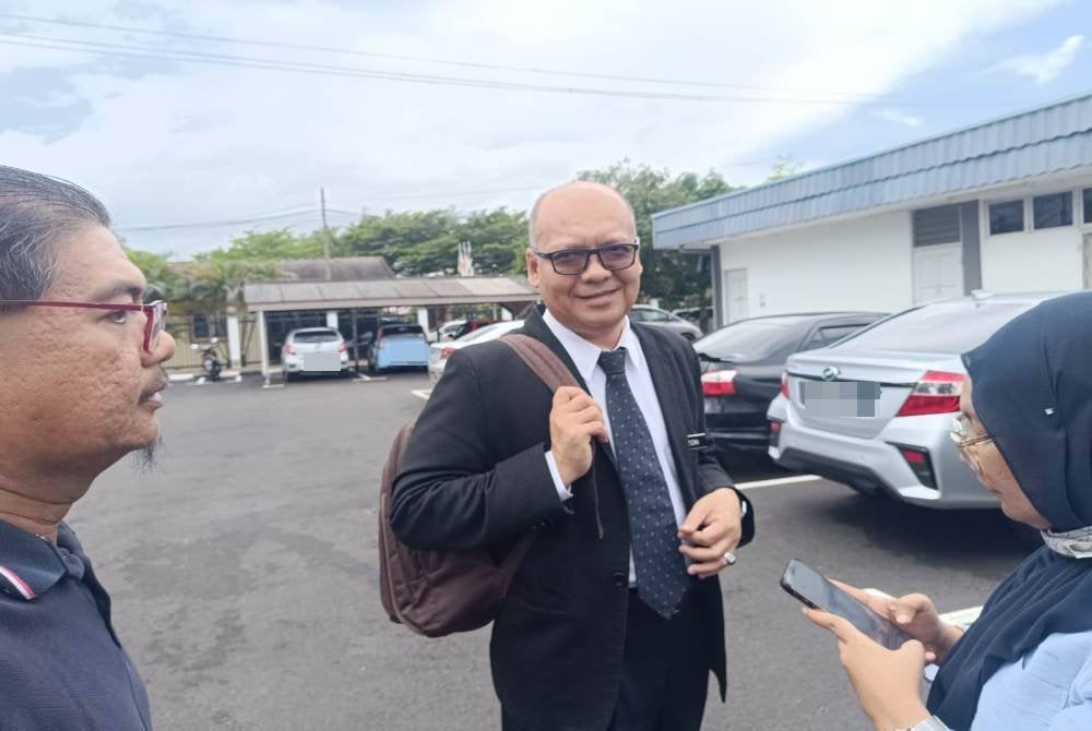 Azizan (tengah) ketika ditemui pemberita selepas selesai prosiding di Mahkamah Majistret Dungun pada Ahad.