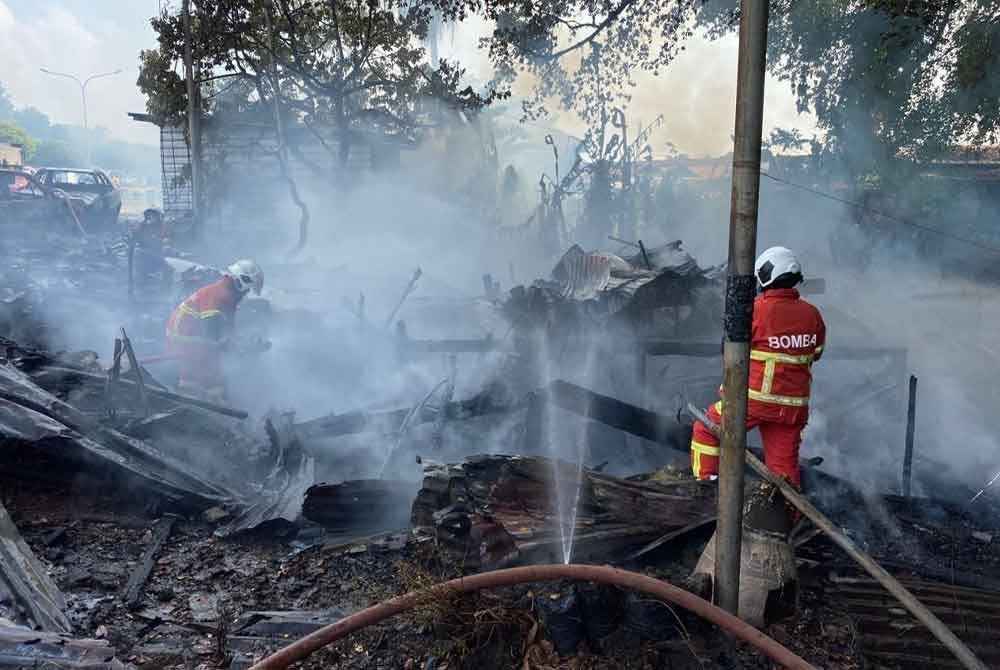 Pasukan bomba berusaha memadamkan kebakaran melibatkan sebuah rumah di Jalan Batu Sapi Karamunting, Sandakan.