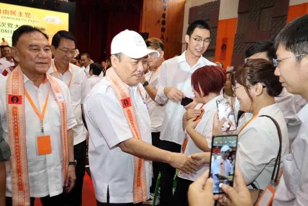 Hajiji beramah mesra dengan ahli LDP ketika hadir Mesyuarat Agung LDP di Dewan Sekolah Menengah Kian Kok, Kota Kinabalu.