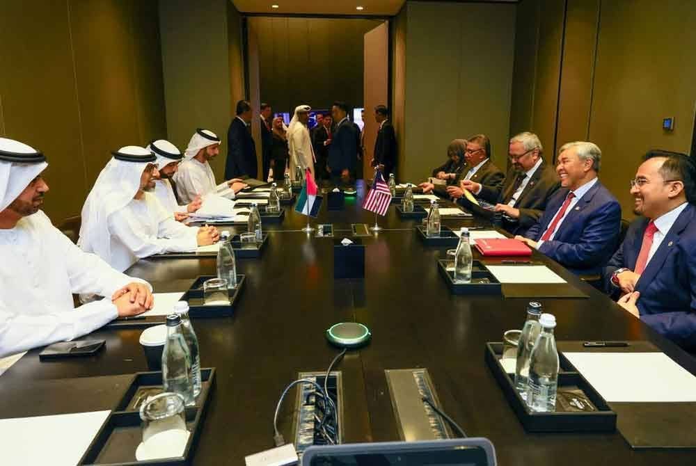 Ahmad Zahid (kanan, tengah) bertemu Suhail Mohamed (kiri, tengah) untuk membincangkan mengenai perkongsian strategik di antara Malaysia-UAE di Dubai pada Sabtu.