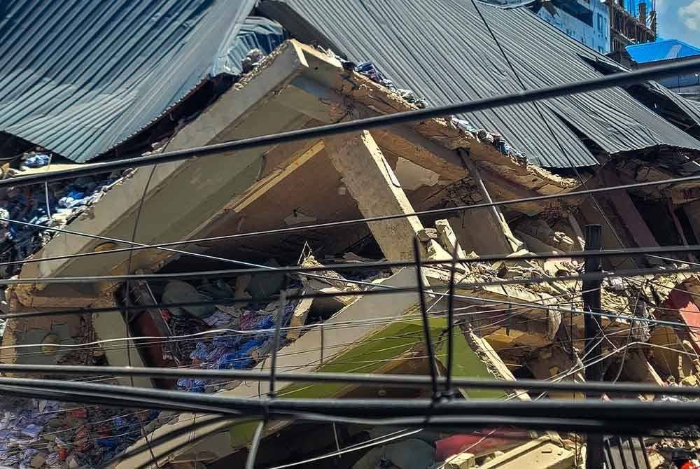 Bangunan yang menempatkan kedai dan perniagaan lain runtuh sejurus selepas kerja pembinaan untuk meluaskan ruang perniagaan bawah tanah dimulakan. Foto Xinhua