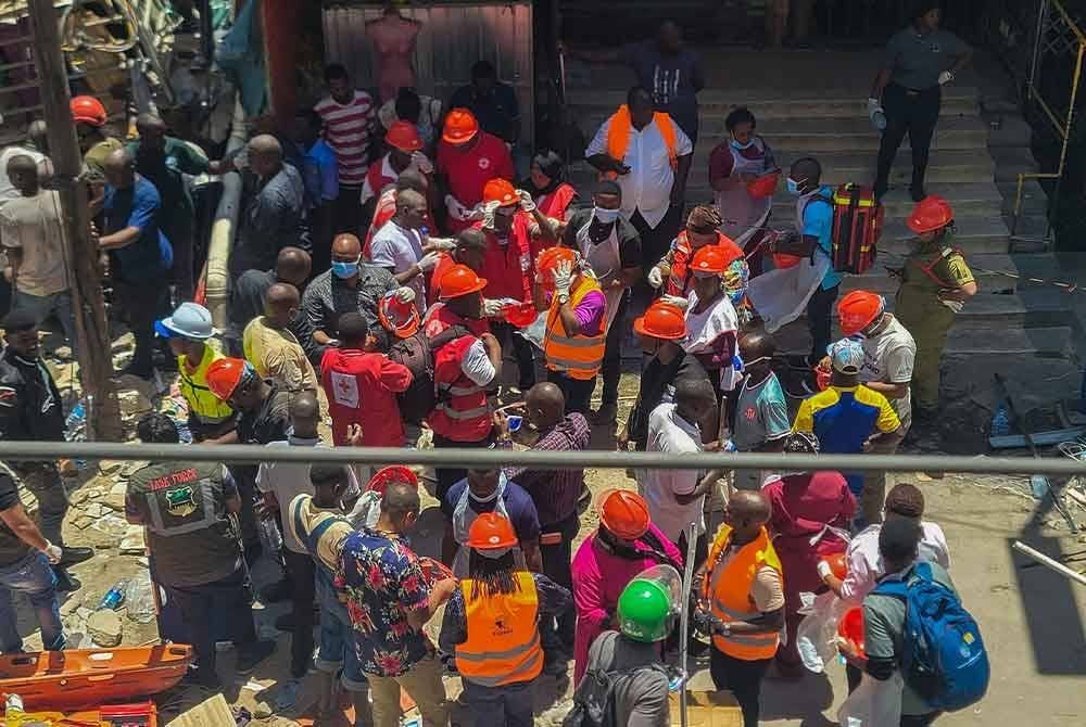 Mangsa yang diselamatkan melaporkan masih terdapat lebih ramai orang yang terperangkap di bawah runtuhan. Foto Xinhua