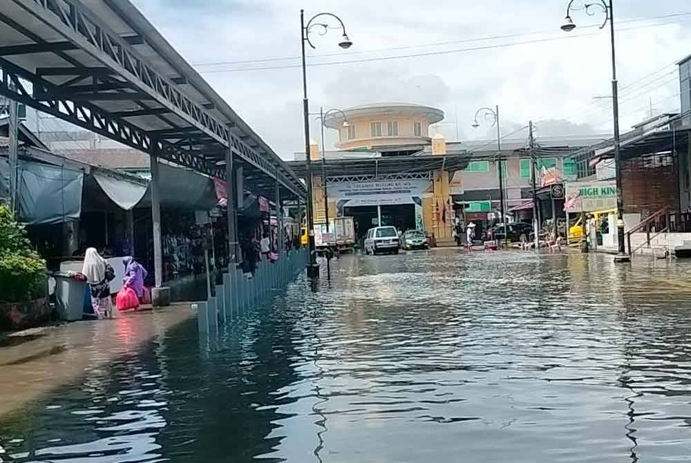 Kawasan menuju ke Terminal Feri Kukup dinaiki air ketika air pasang besar.