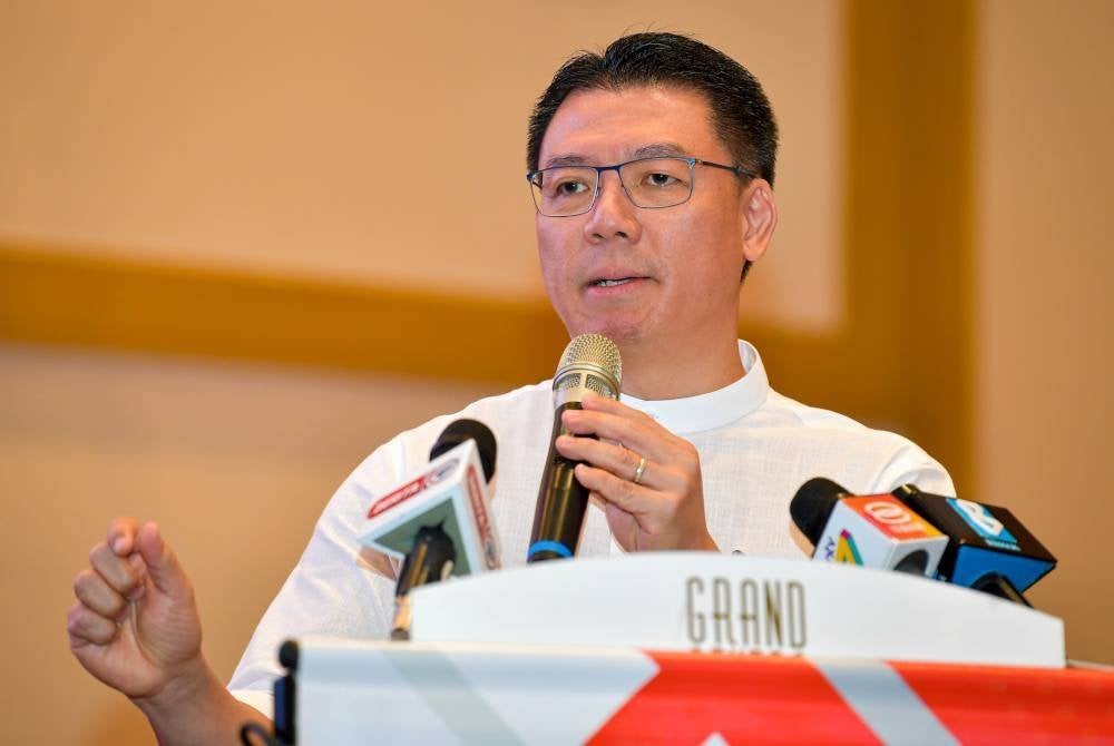 Kor Ming menyampaikan ucapan pada Kongres Kebangsaan DAPSY 2024 di Centro Mall pada Ahad. Foto Bernama