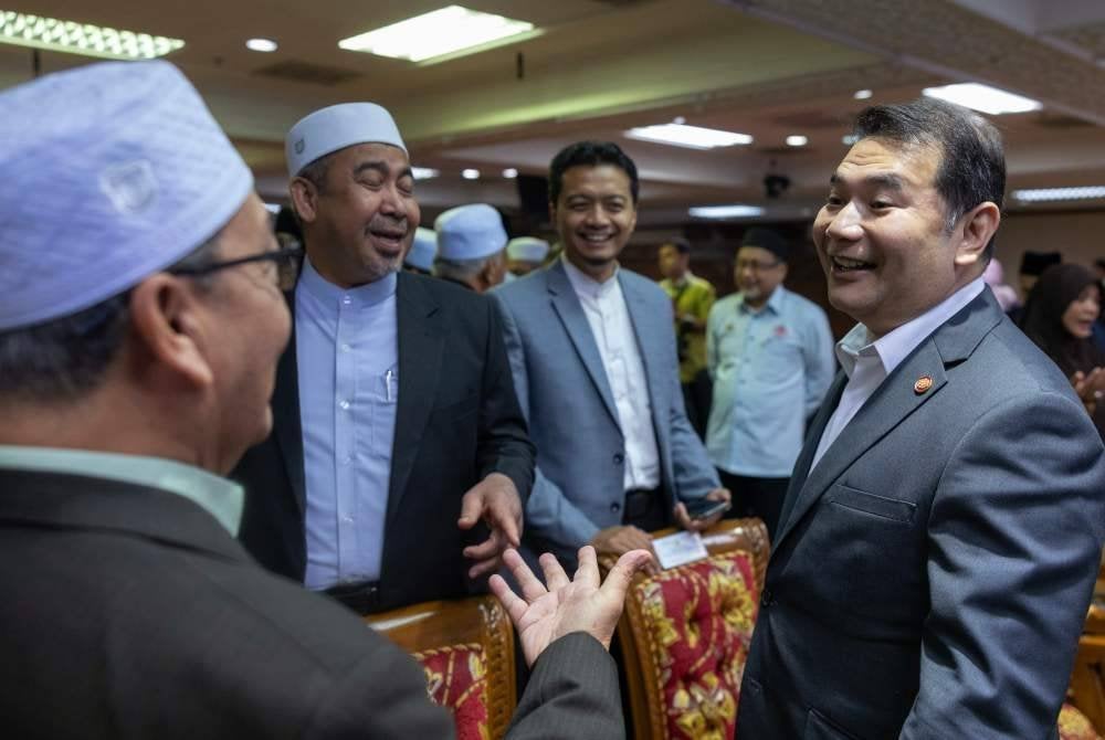 Rafizi (kanan) beramah mesra bersama tetamu yang hadir selepas Sesi Libat Urus RMK13 bersama kerajaan negeri Kelantan di Kota Darul Naim pada Ahad. Foto Bernama