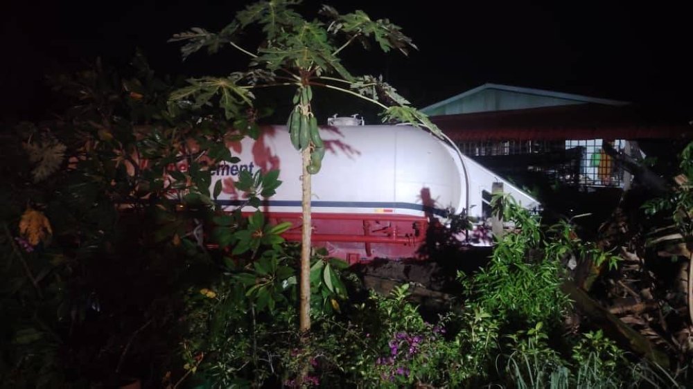 Treler bermuatan simen dipandu mangsa telah merempuh halaman sebuah rumah penduduk berhampiran di Titi Gantung pada Sabtu. Foto: ihsan polis