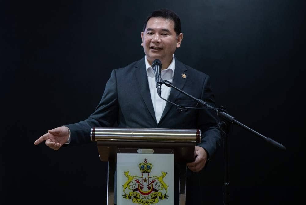 Menteri Ekonomi Rafizi Ramli ketika berucap pada Sesi Libat Urus Rancangan Malaysia ke-13 (RMK13) bersama Kerajaan Negeri Kelantan di Kota Darul Naim pada Ahad. Foto Bernama