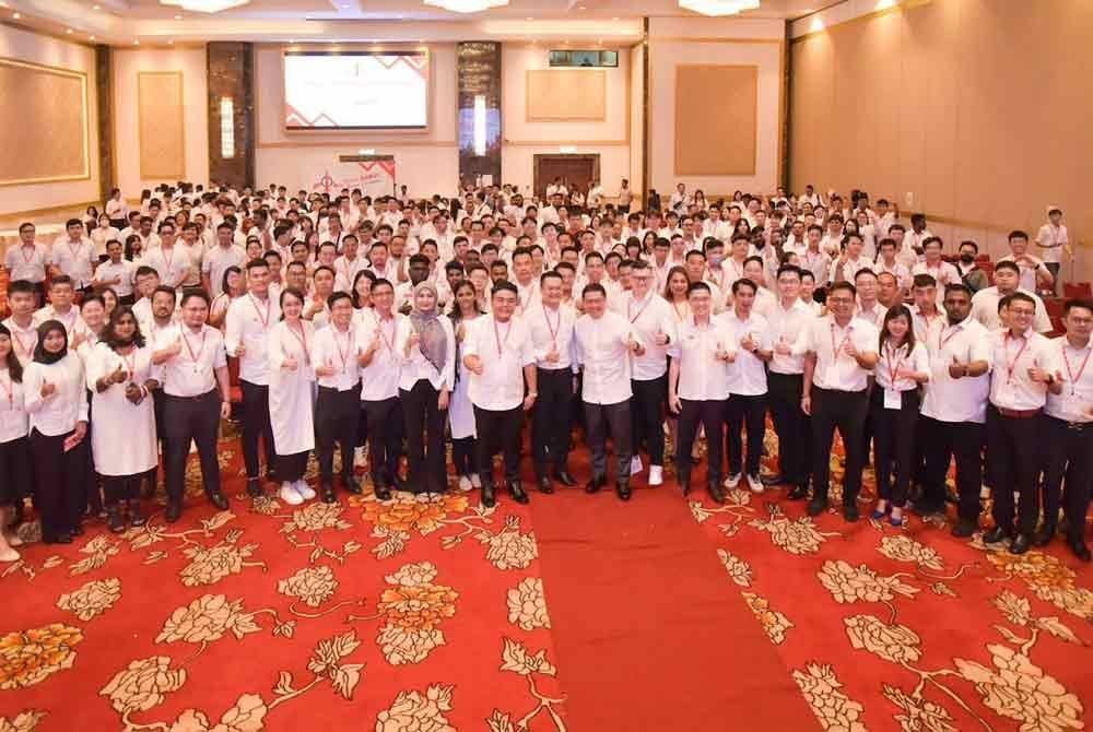 Kor Ming (depan, 10 dari kanan) hadir merasmikan Perhimpunan Agung DAPSY Kebangsaan di Klang pada Ahad.