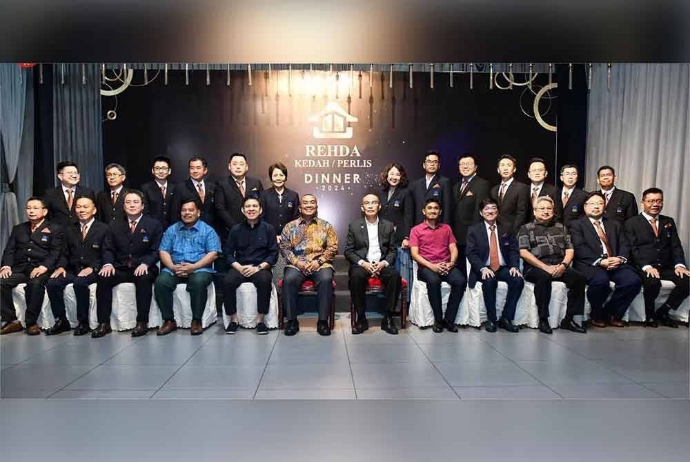 Sanusi (enam dari kiri) dan Mohd Shukri (enam dari kanan) bergambar bersama ahli Rehda Malaysia dan Kedah/Perlis di Alor Setar.