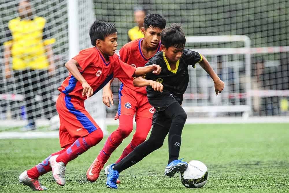 Aksi pemain NFDP A dan NFDP B dalam aksi separuh akhir pada Ahad.