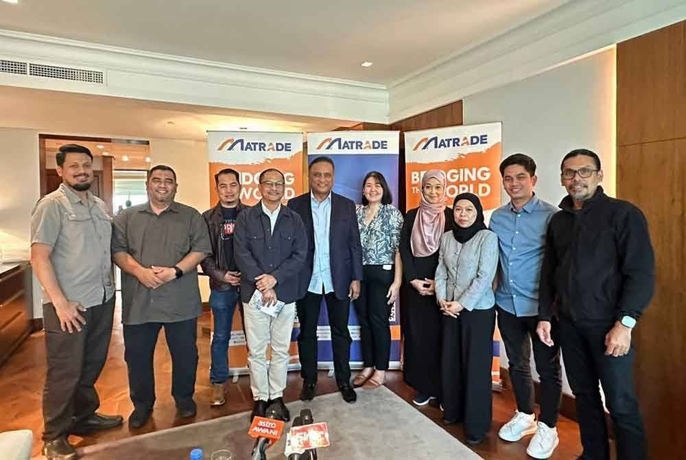 Reezal (lima dari kiri) bersama barisan petugas media tempatan selepas sidang media, di sini pada Ahad.