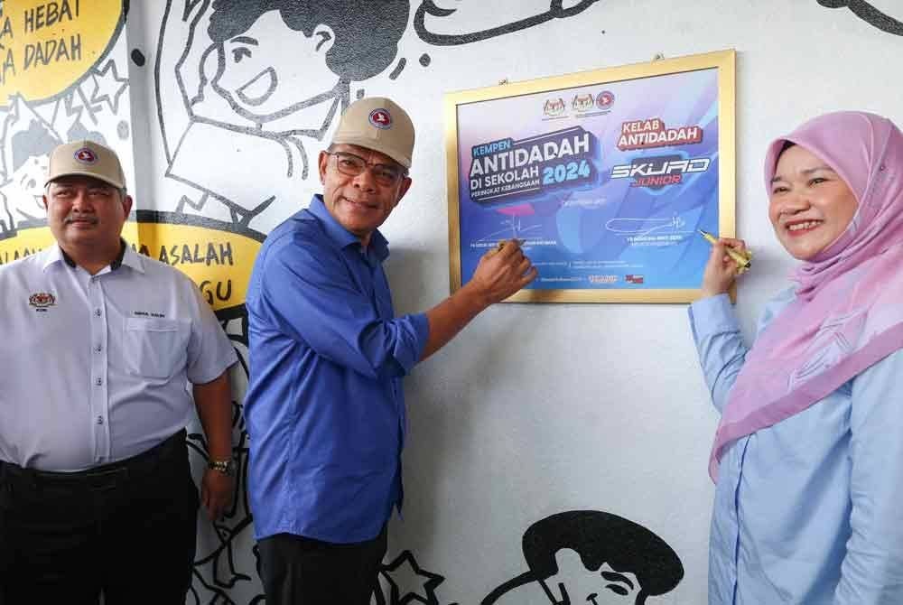 Saifuddin Nasution serta Menteri Pendidikan Fadhlina Sidek melancarkan Mural anti dadah pada Peluncuran Kempen Anti dadah di Sekolah peringkat Kebangsaan Tahun 2024 yang diadakan di Sekolah Kebangsaan Permatang Pasir dekat Bandar Baharu hari ini. Foto Bernama